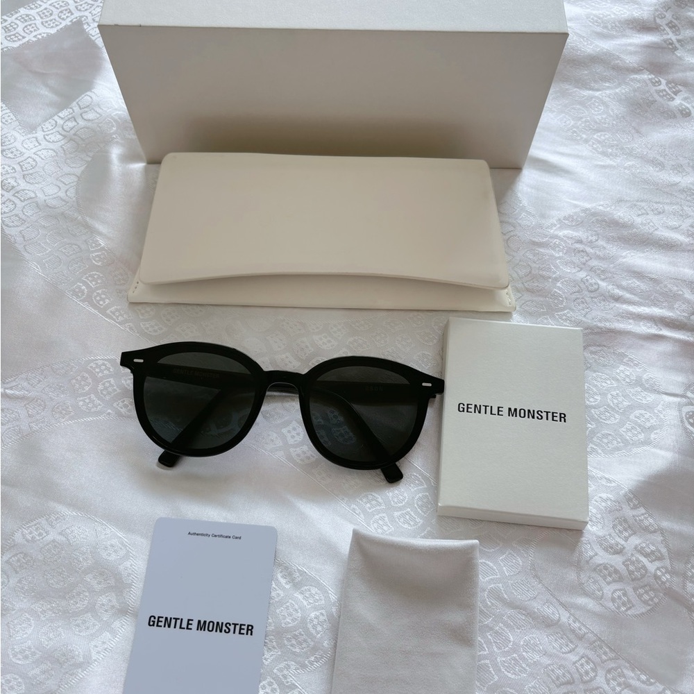 Gentle Monster Black Sunglasses Obon 01